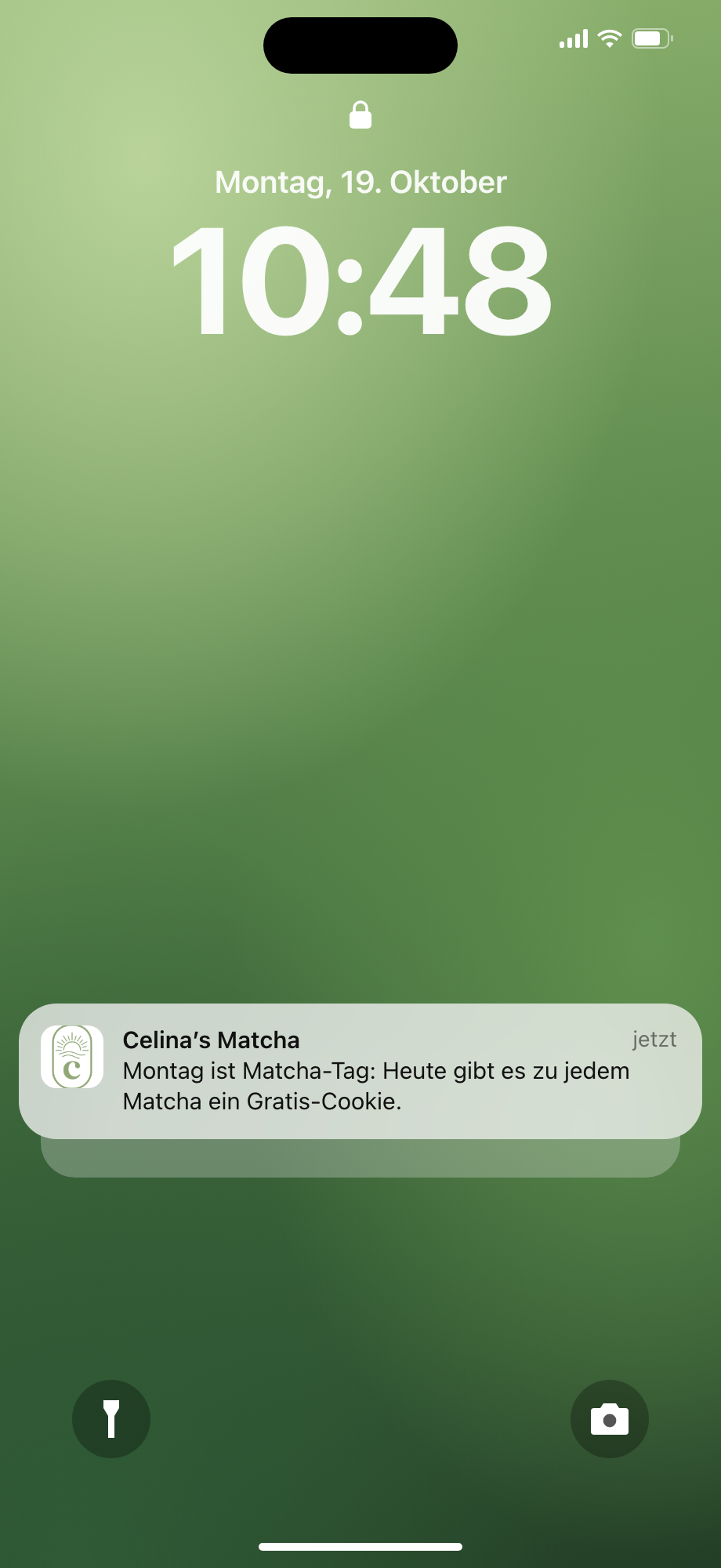 iPhone-Sperrbildschirm mit einer Nachricht von Celina's (App-Push oder Wallet-Nachricht).